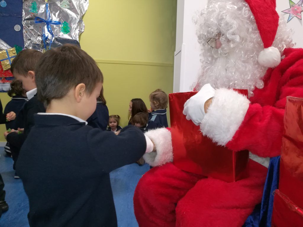 Santa Claus visits Laude Fontenebro School